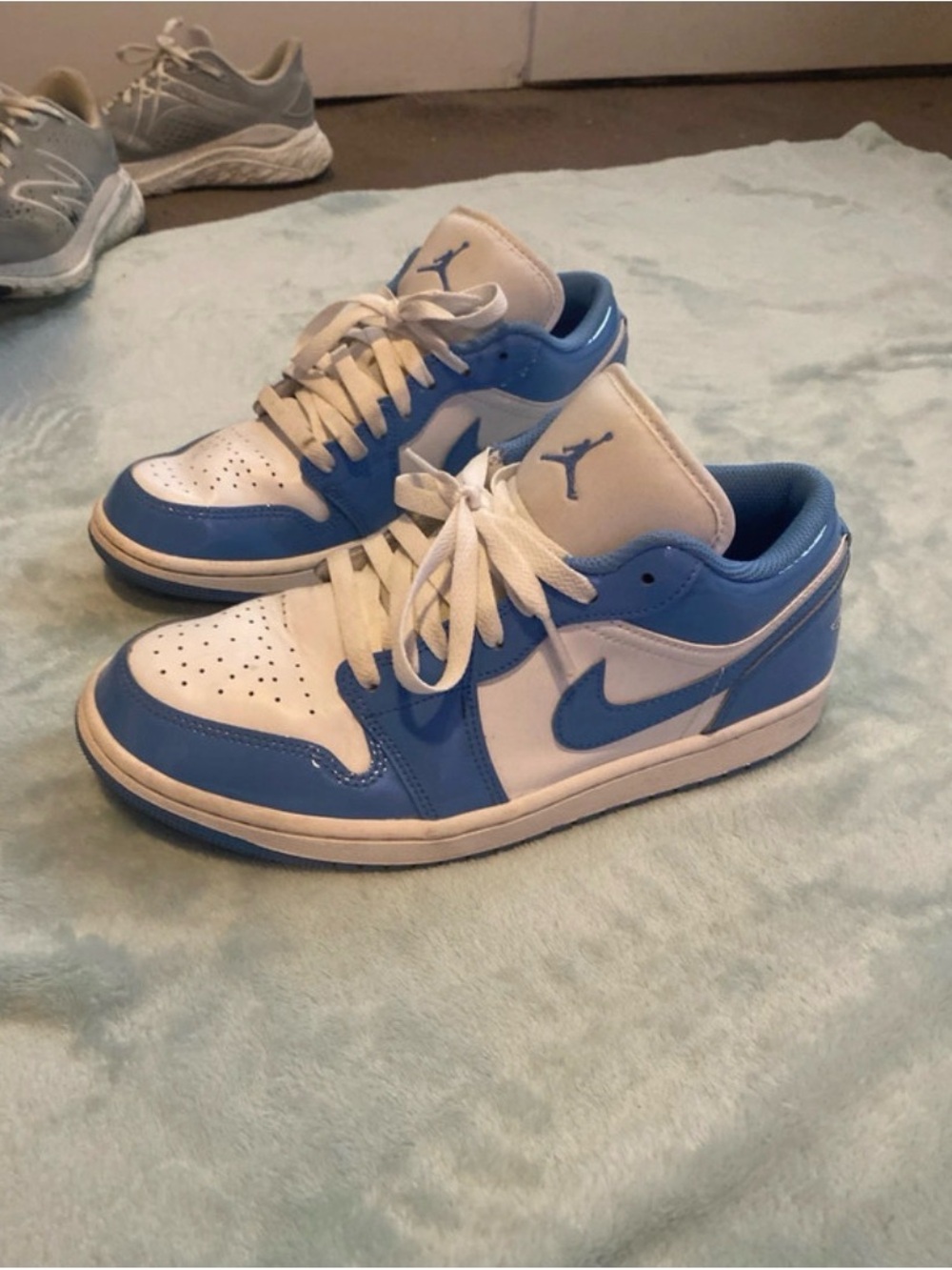 Nike Air Jordan Low Top Kids Sneakers in White/University Blue